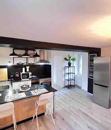 Logement Moderne Au Coeur Du Village Saint-Georges-de-Luzencon ภายนอก รูปภาพ