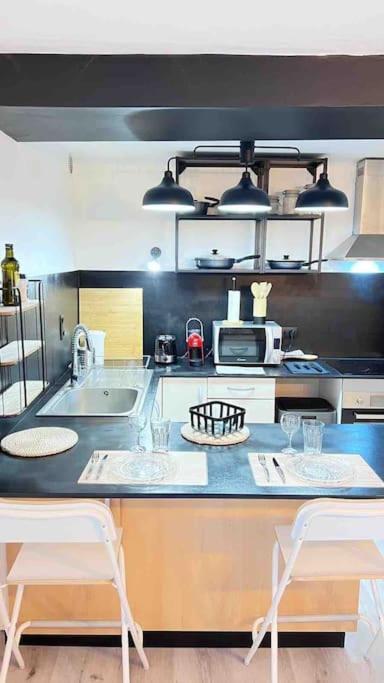 Logement Moderne Au Coeur Du Village Saint-Georges-de-Luzencon ภายนอก รูปภาพ