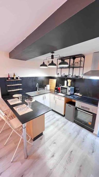 Logement Moderne Au Coeur Du Village Saint-Georges-de-Luzencon ภายนอก รูปภาพ