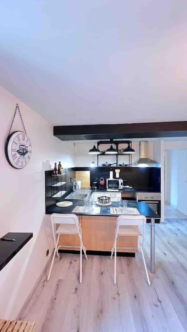 Logement Moderne Au Coeur Du Village Saint-Georges-de-Luzencon ภายนอก รูปภาพ