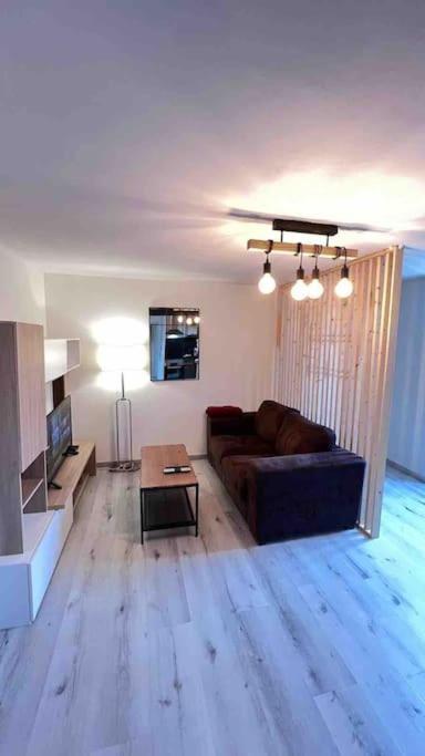 Logement Moderne Au Coeur Du Village Saint-Georges-de-Luzencon ภายนอก รูปภาพ