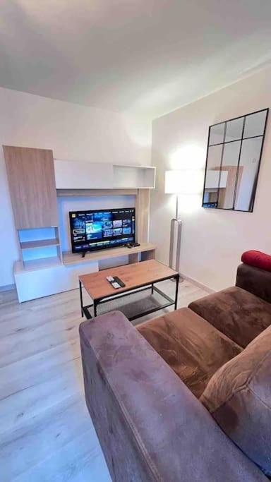 Logement Moderne Au Coeur Du Village Saint-Georges-de-Luzencon ภายนอก รูปภาพ