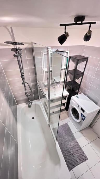 Logement Moderne Au Coeur Du Village Saint-Georges-de-Luzencon ภายนอก รูปภาพ