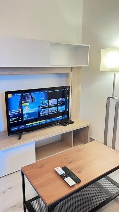 Logement Moderne Au Coeur Du Village Saint-Georges-de-Luzencon ภายนอก รูปภาพ