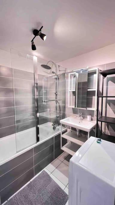 Logement Moderne Au Coeur Du Village Saint-Georges-de-Luzencon ภายนอก รูปภาพ