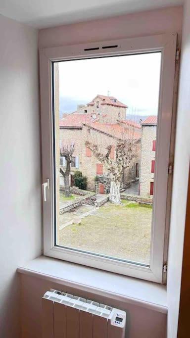Logement Moderne Au Coeur Du Village Saint-Georges-de-Luzencon ภายนอก รูปภาพ
